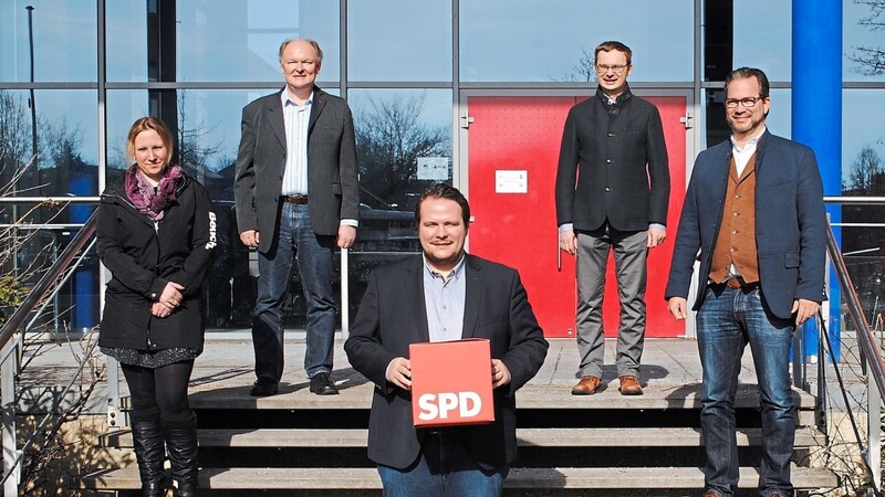 Severin Eder (Mitte) kämpft für die SPD um das Bundestags-Direktmandat für den Wahlkreis 230 und tritt damit die Nachfolge von MdB Florian Pronold (r.) an. Anita Schmidhuber-Forrai (l.), Alfred Feldmeier (2.v.r.) und Bernd Vilsmeier (2.v.l.) unterstützen ihn in der Organisation des Wahlkampfes.  Fotos: Alexander Praxl