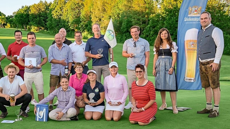 Die Sieger des 14. Weihenstephaner Golfcups am 18. Grün. Ehrengast und Bruttosieger der Damen wurde Jayne Pardus aus den USA (vordere Reihe, 2.v.r.).