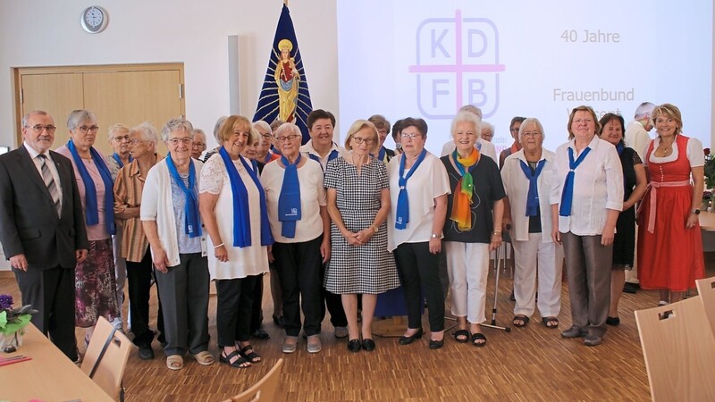 In Anwesenheit von Bürgermeisterin Elisabeth Kerscher (rechts) und Pfarrer Franz Xaver Matok (links) wurden zahlreiche Mitglieder des Frauenbunds für ihre Vereinstreue geehrt.