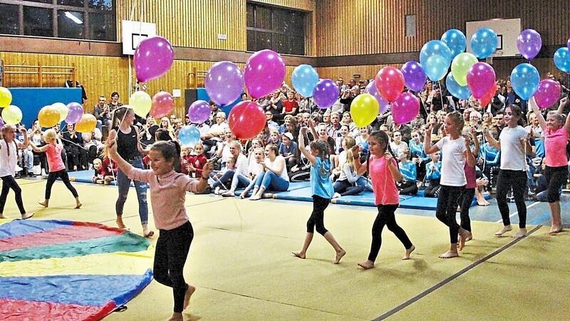 Die jüngsten Turner zogen mit Luftballons ein und eröffneten die große Tanzgala mit über 300 Zuschauern.