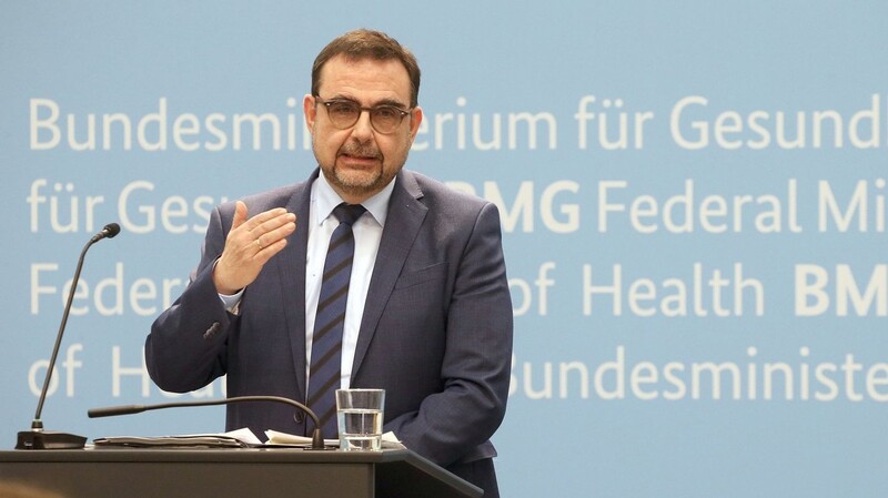 Klaus Holetschek (CSU), Gesundheitsminister von Bayern, beantwortet Fragen von Journalisten.