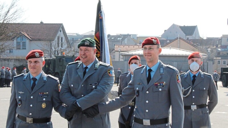 Brigadekommandeur Oberst Andreas Kühne (Mitte) mit dem scheidenden Rodinger Kommandeur Michael Hanisch (rechts) und seinem Nachfolger Tobias Gößlbauer.
