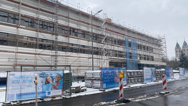 Derzeit stehen noch Gerüste rund um den Neubau am Klinikum in Straubing.