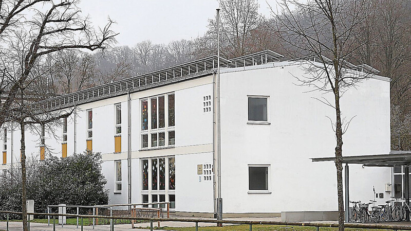 Die Sonderrücklage für die Sanierung und Erweiterung der Grundschule Peter und Paul wird um 0,5 Millionen Euro aufgestockt.