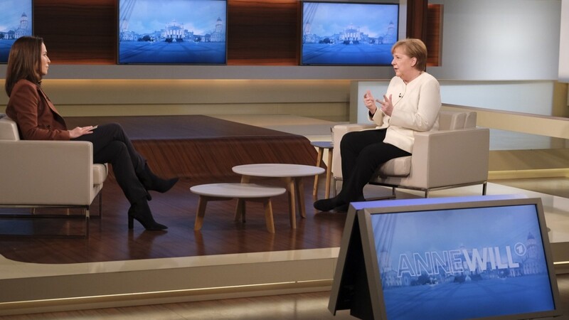 Bundeskanzlerin Angela Merkel (r., CDU) ist zu Gast in der ARD-Talksendung "Anne Will" und spricht Tacheles.