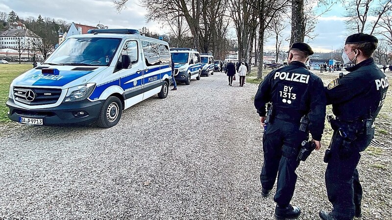 Mit einem Großaufgebot und mehr als einem Dutzend Mannschaftswagen war am Samstag die Polizei vor Ort. Landshuter Einsatzkräfte wurden dabei von Kollegen der Bereitschaftspolizei unterstützt.