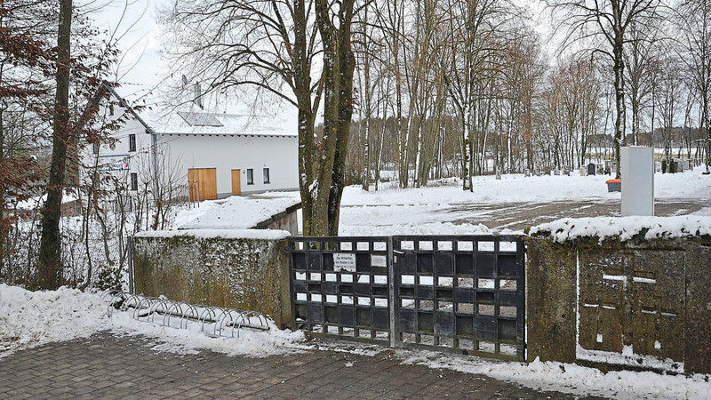 Für breitere Fahrzeuge wird die Zufahrt zum Volkenschwander Friedhof eng. Im Hintergrund das neue Vereinsheim des TSV Volkenschwand, in dem sich auch ein Geräteschuppen der Gemeinde befindet.  Foto: Georg Hagl