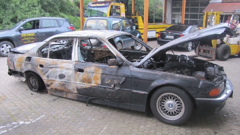 Dieses Auto wurde in der Nacht auf Donnerstag gestohlen und später brennend in einem Waldstück bei Tirschenreuth gefunden.