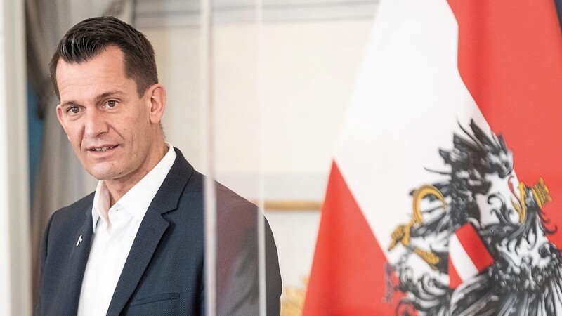 Mit Wolfgang Mückstein hat in Österreich nun schon der zweite Gesundheitsminister seit Beginn der Corona-Pandemie das Handtuch wegen Überlastung geworfen.