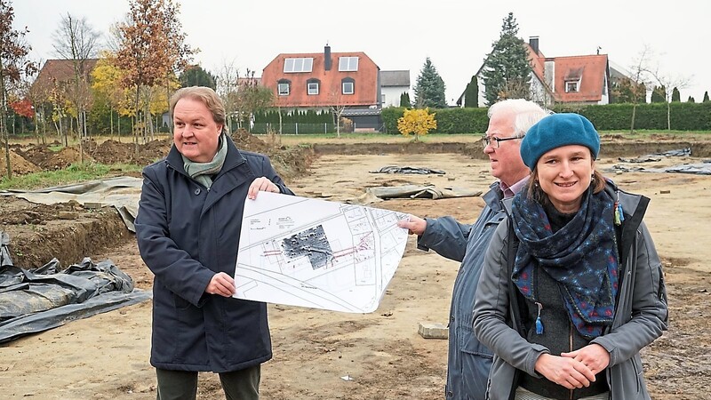 Stadtarchäologin Isabella Denk, hier assistiert von den Stadträten Helmut Radlmeier (links) und Max Fendl, berichtete über die Grabungen.