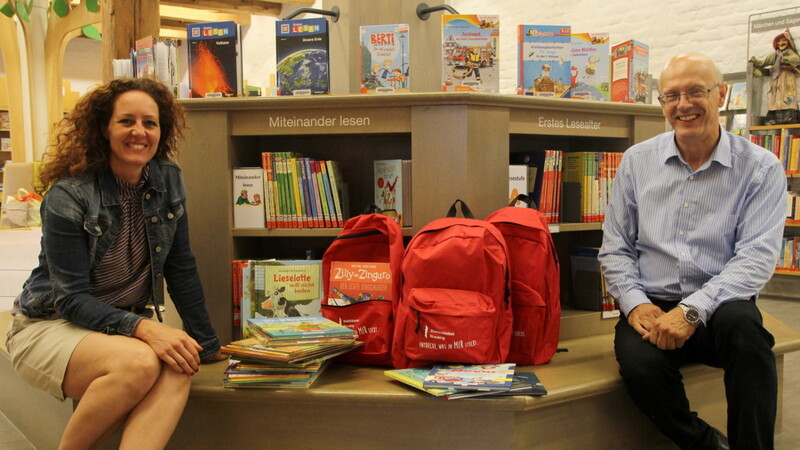 Bibliothekarin Marion Giere und Bibliotheksleiter Georg Fisch mit den neuen Leserucksäcken.