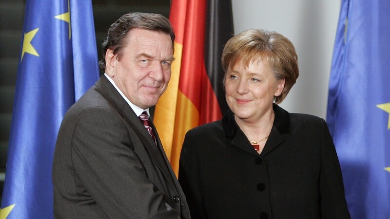 Altkanzler Gerhard Schröder war bei seiner Abwahl 2005 kurz versucht, das Ergebnis nicht anzuerkennen, ehe er seine Niederlage anerkannte und das Bundeskanzleramt an Angela Merkel übergab.