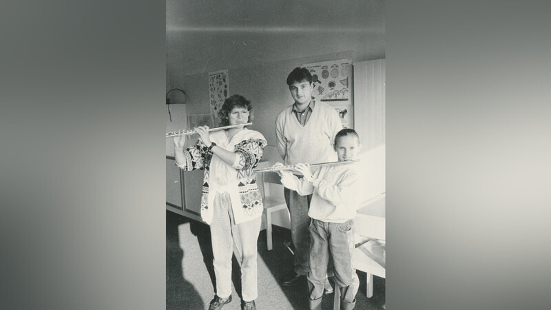 Auch ein Bild aus der frühen Anfangszeit, nämlich vom Oktober 1990: Querflötenlehrerin Christiane Rehm mit einer ihrer ersten Schülerinnen in der Kreismusikschule und Leiter Andreas Friedländer.