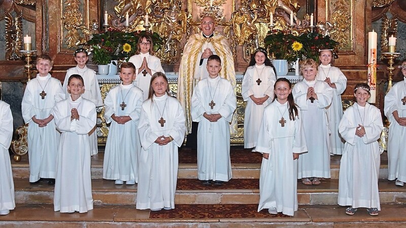Die 15 Erstkommunionkinder in Oberalteich mit Pfarrer Richard Meier
