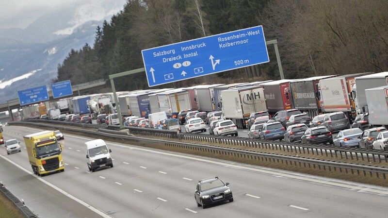Fahrzeuge stauen sich aufgrund der Blockabfertigung an der österreichischen Grenze auf der A8 München-Salzburg vor dem Inntaldreieck.