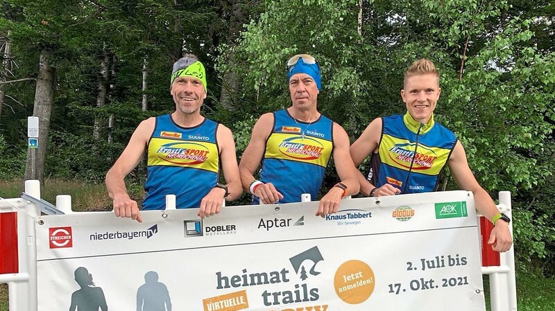 Olaf Schober (l.) mit seinen Teamkollegen vom "Ernstls Racing Sport Team", Konrad Kufner (M.) und Patrick Ehrenthaler, meisterte die "Streicher-Hoamat-Rundn" als schnellster Läufer.