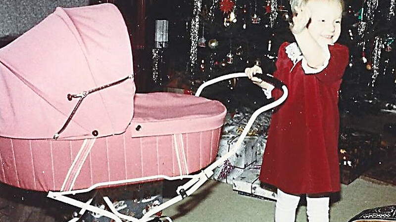 Leni und Andi freuen sich schon auf das Fest der Feste - ihre Mama, LZ-Redakteurin Stefanie Wieser, freute sich 1987 über ihren neuen Puppenwagen. Wie sich Mama, Tochter und Sohn doch gleich sehen. Senden auch Sie uns Ihre schönsten Weihnachtsschnappschüsse ein.