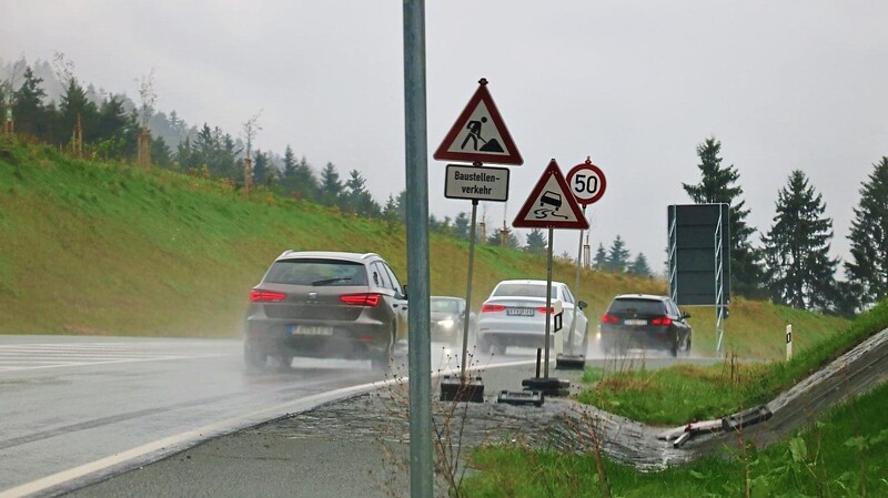 Bis Mitte Oktober dürfen Autofahrer in Richtung Deggendorf auf dem neuen B 11-Teilstück teilweise nur 50 fahren. Nach Abschluss der Restarbeiten werden daraus in manchen Bereichen 80, ansonsten 100 Stundenkilometer.