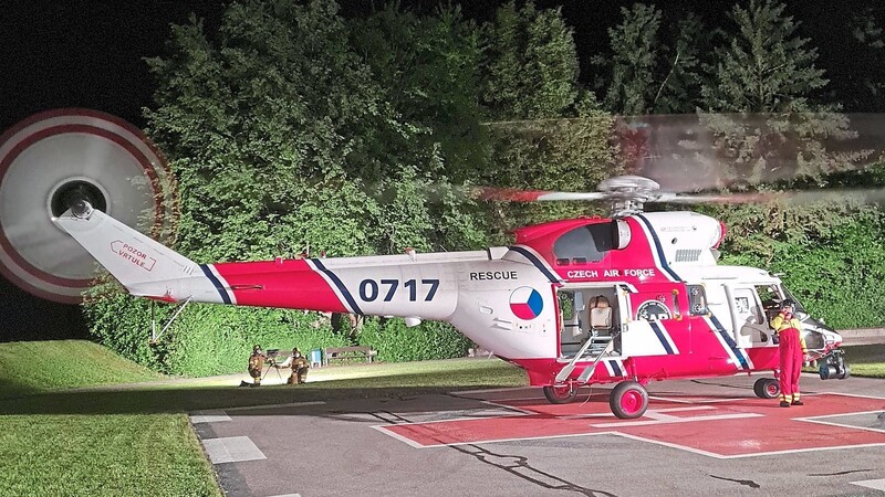 Mallersdorfer Feuerwehrleute leuchteten den Landeplatz aus, damit der für einen Verlegungsflug angeheuerte Hubschrauber gut landen und wieder starten konnte.