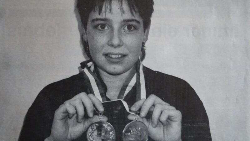 Weltrekordhalterin und Weltmeisterin: Für die Pemflinger Sportschützing Sonja Pfeilschifter regnete es Medaillen - hier zum Beispiel Goldmedaillen 1991 in Manchester.