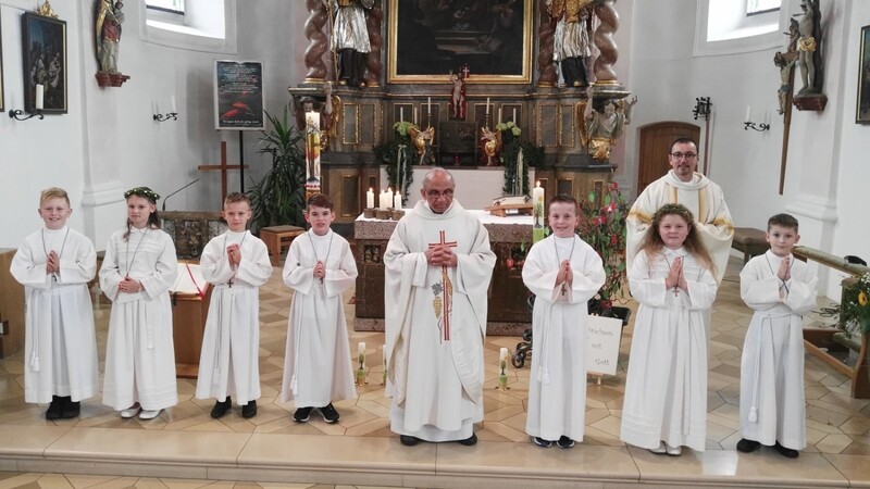 Die sieben restlichen Erstkommunikanten der Pfarrei Harrling-Zandt-Altrandsberg mit Pater John und Diakon Peintinger.