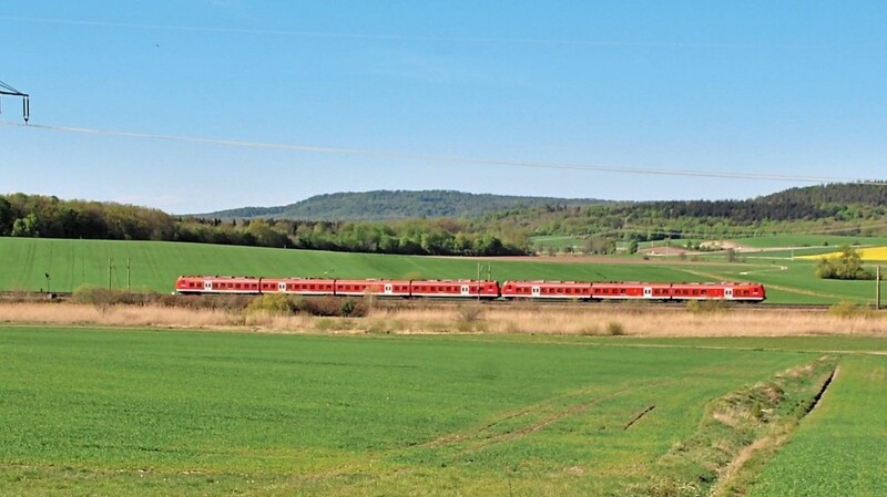Ein Bahnstrommast entlang einer bayerischen Bahnstrecke.