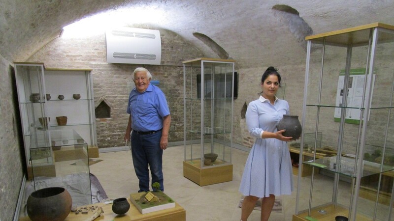 Von der archäologischen Dauerausstellung sind, wie Amira Adaileh im Beisein des Chronisten Ernst Gruß erläuterte, nur mehr zur Abholung bereitstehende Exponate im Museumsgewölbe.
