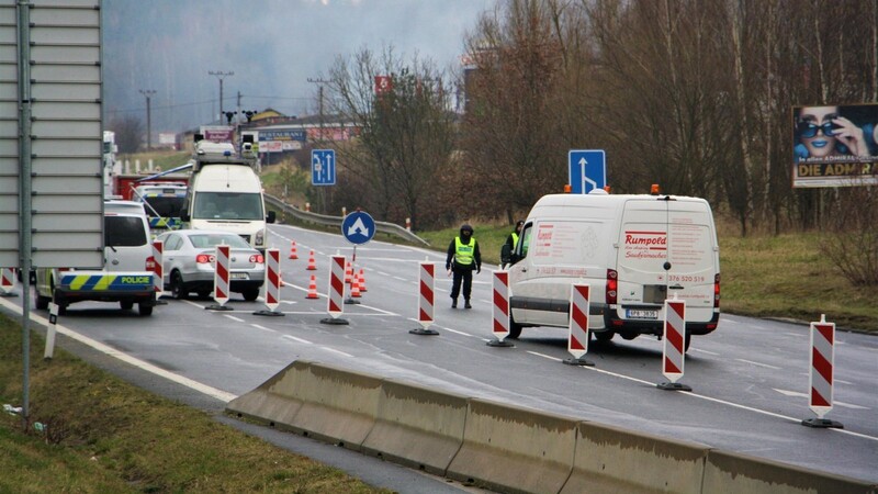 An der Grenze zu Tschechien bilden sich lange Staus. Nun unterbindet die Babis-Regierung das Pendeln.