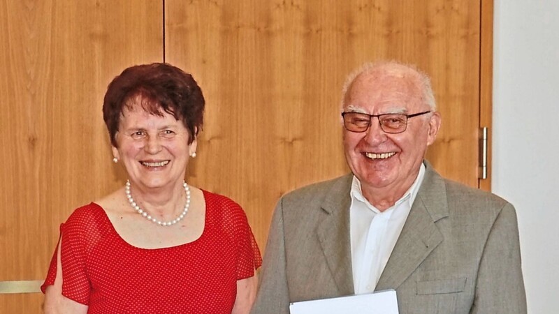 Josef Sehofer freute sich mit seiner Frau Melita über die Verleihung des Ehrenzeichens des bayerischen Ministerpräsidenten für Verdienste von im Ehrenamt tätigen Frauen und Männern.