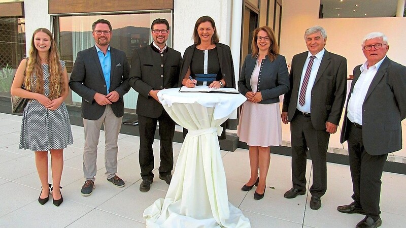 Landtagspräsidentin Ilse Aigner folgte gerne der Bitte von Bürgermeister Paul Roßberger, sich ins Goldene Buch von Lam einzutragen.