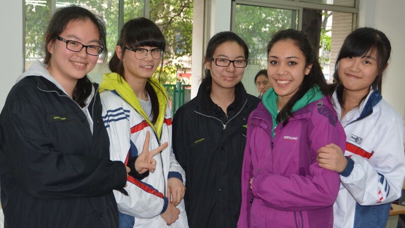 Von einer deutschen Schule in ein Mädchengymnasium in Shanghai: Stefanie Maier fiel neben den Schuluniformen nicht nur wegen ihrer normalen Kleidung auf. Die chinesischen Mädchen wollten unbedingt mehr über Deutschland wissen. In der Mittagspause gab Stefanie deshalb sogar etwas Deutschunterricht.