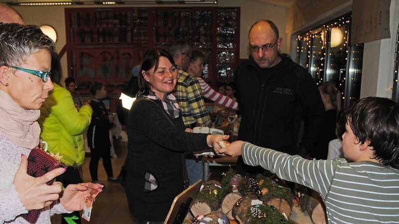 Die Schüler des Kinderhortes Ergoldsbach verkauften ihre selbstgebastelten Dekorationen auf dem Adventsmarkt.