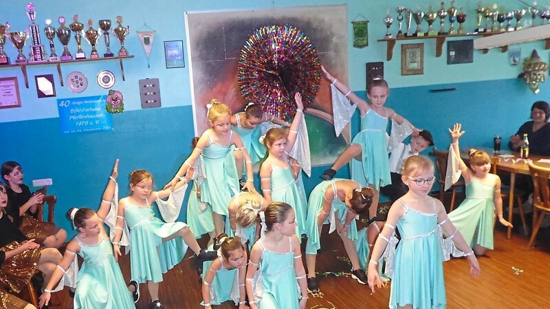 Die Kinder- und Jugendshowtanzgruppe zeigte bei ihrem Auftritt akrobatische Choreaographien.