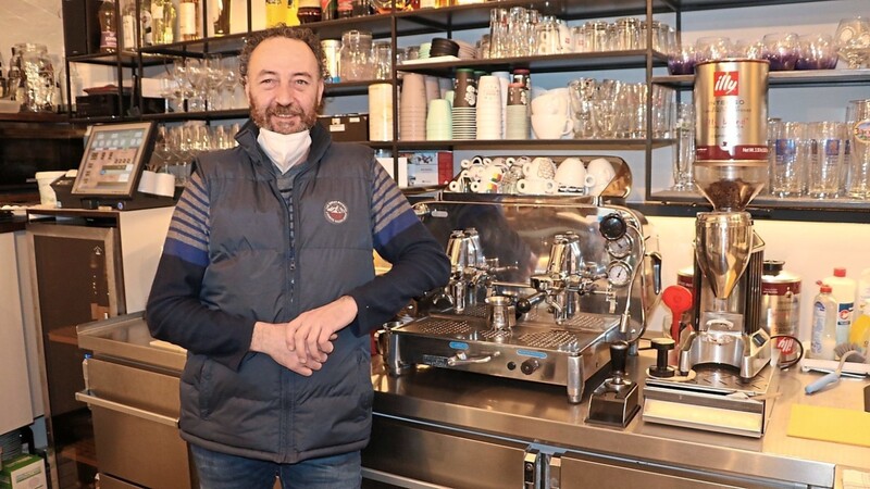 Luca Piovesan hinter dem neuen Tresen im frisch renovierten Café Il Bar.