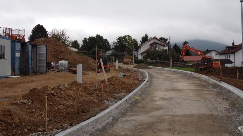 Der Ausbau der "Hohenbogen-Straße" im Baugebiet Pointwiese, wo insgesamt neuen Bauparzellen entstehen, schreitet dem Ende entgegen.