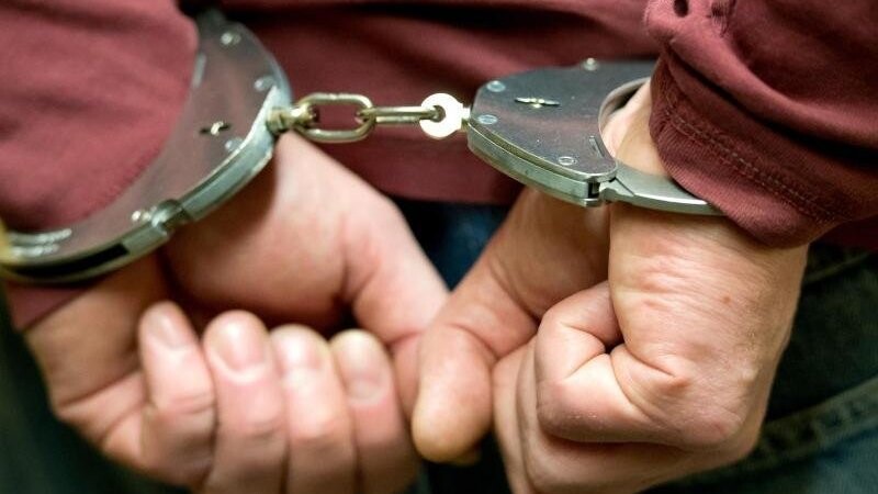 Nachdem ein 21-Jähriger in Artlkofen betrunken randaliert hatte, wurde er von der Polizei vorläufig festgenommen. (Symbolbild)