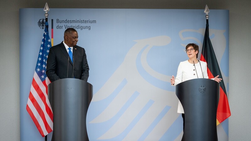 Bundesverteidigungministerin Annegret Kramp-Karrenbauer und US-Verteidigungsminister Lloyd Austin geben nach einem Treffen im Bundesverteidigungsministerium eine Pressekonferenz. Das ist der erste Besuch eines Ministers der neuen US-Regierung in Deutschland.
