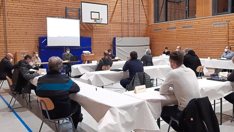 Auch bei der vergangenen Sitzung des Prackenbacher Gemeinderates stand der geplante Dorfladen für Moosbach im Mittelpunkt. Coronabedingt fand die Sitzung in der Turnhalle in Moosbach statt.