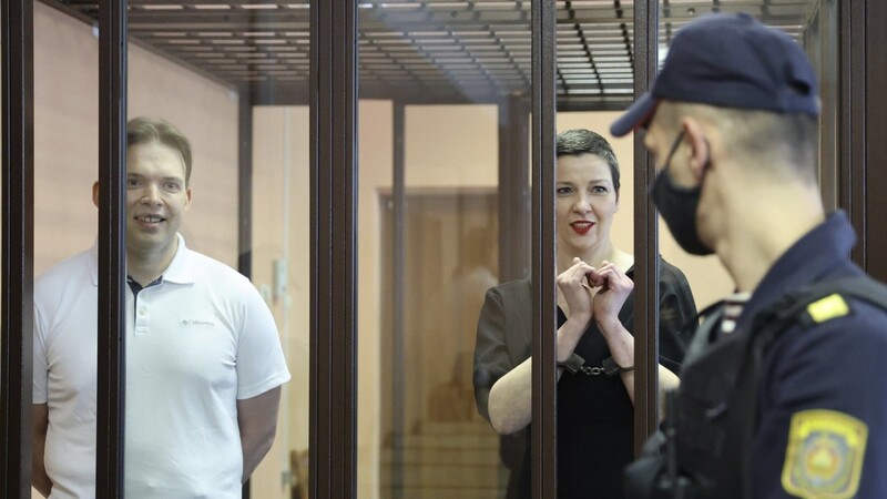 Maria Kolesnikowa formt im Gerichtssaal ihre Hände zu einem Herz - ihr Markenzeichen.