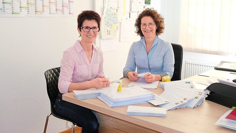 Bettina Mack (r.) und Angelika Färber von "LichtBlick e.V." arbeiten sich durch die Stapel von Anfragen.