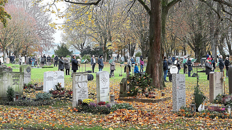 Abstand halten, Mundschutz tragen: Die Besucher am Nordfriedhof halten sich dran.