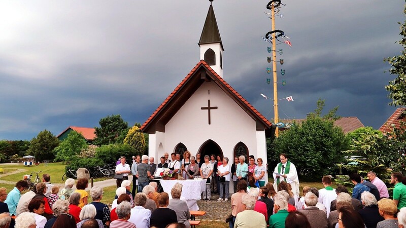 Der Gottesdienst zum Patrozinium der Johannis-Kapelle wurde von Pfarrer Jürgen Josef Eckl zelebriert und musikalisch umrahmt vom Peigener Chor unter der Leitung von Rudi Scharl.