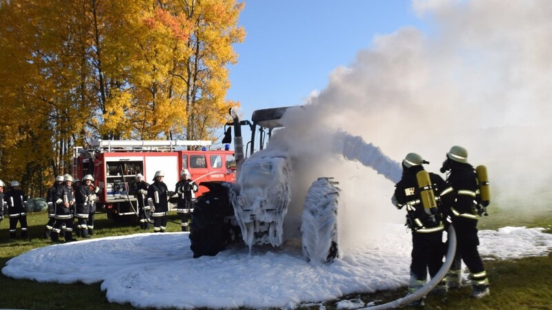 In Öd ging ein Traktor in Flammen auf.