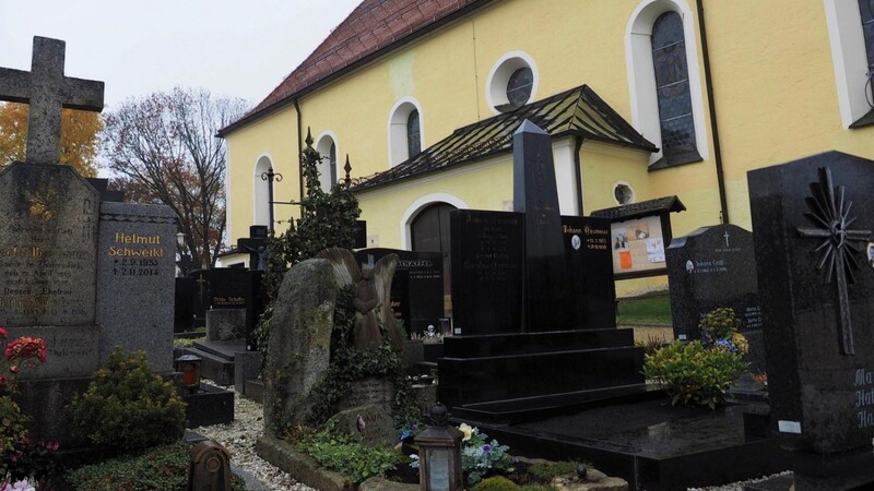In Arnbruck werden an Allerheiligen auf dem Friedhof Grablichter und Weihwasser gesegnet.