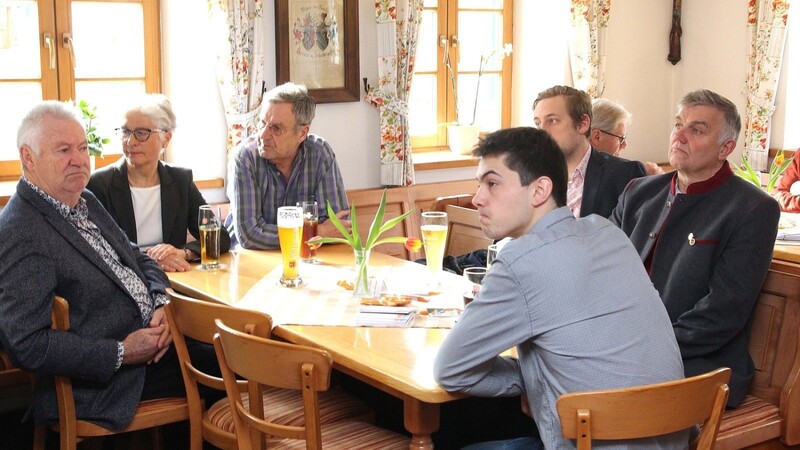 Bürgermeisterkandidat Josef Dollinger (v. r.) und der Stadtratskandidat aus Aich, Thomas Kuttenlochner, am FW-Tisch.