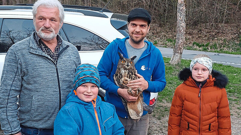 Zusammen mit den Vertretern des Vogelschutzbundes freut sich die Familie Hierl über die Rettung des Uhus.