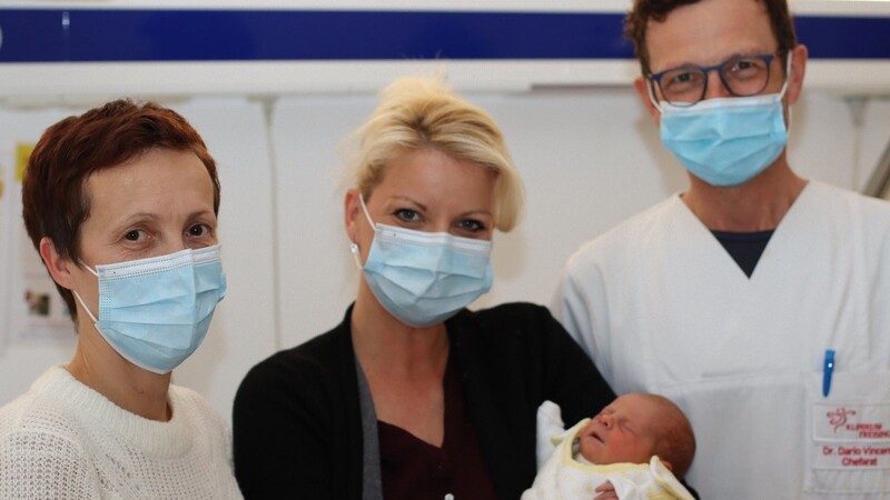 Stationsleiterin Sandra Sorgalla und Dr. Dario Vincenti, Chefarzt der Geburtshilfe, besuchen Katharina Schuladen (Mitte) und die kleine Amelie-Marie.