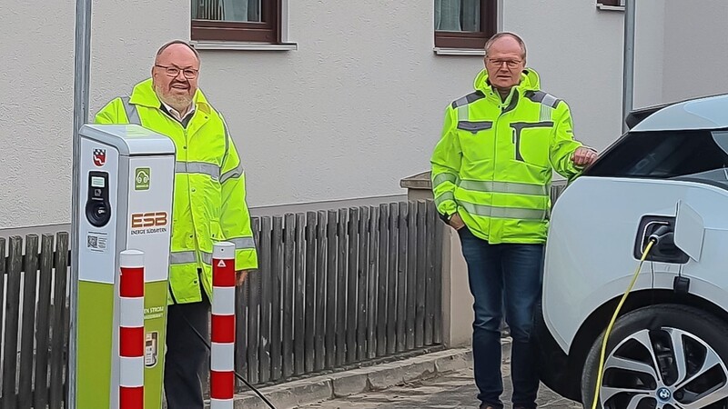 Bürgermeister Ludwig Robold und Bauamtsleiter Gerhard Kiermeier haben die neue E-Ladestation auch schon getestet.