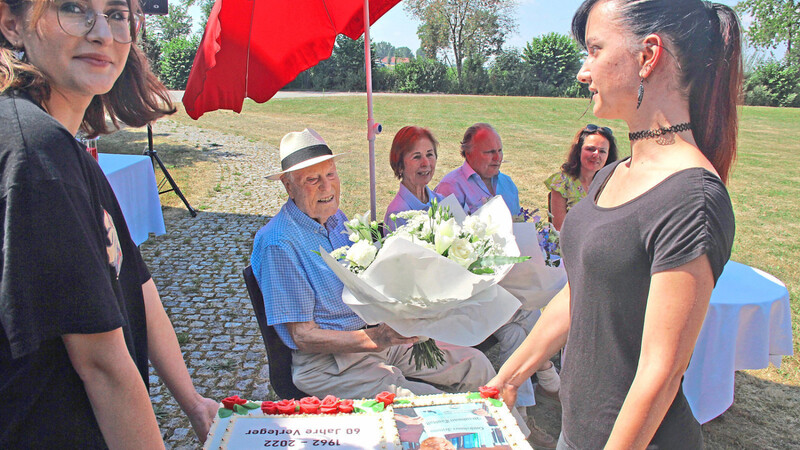 Zum 60-jährigen Betriebsjubiläum überraschten die Mitarbeiter des Verlags Dr. Hermann Balle mit einem großen Blumenstrauß und einer noch größeren Torte.