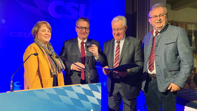 Stellvertretende Landrätin Barbara Unger, Kreisvorsitzender Josef Zellmeier und Landrat Josef Laumer bei der Ernennung von Franz Schedlbauer zum Ehrenmitglied im CSU-Kreisverband.